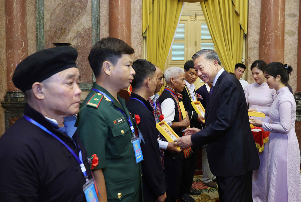 Chủ tịch nước tặng quà các đại biểu. (Ảnh: Nhan Sáng/TTXVN)