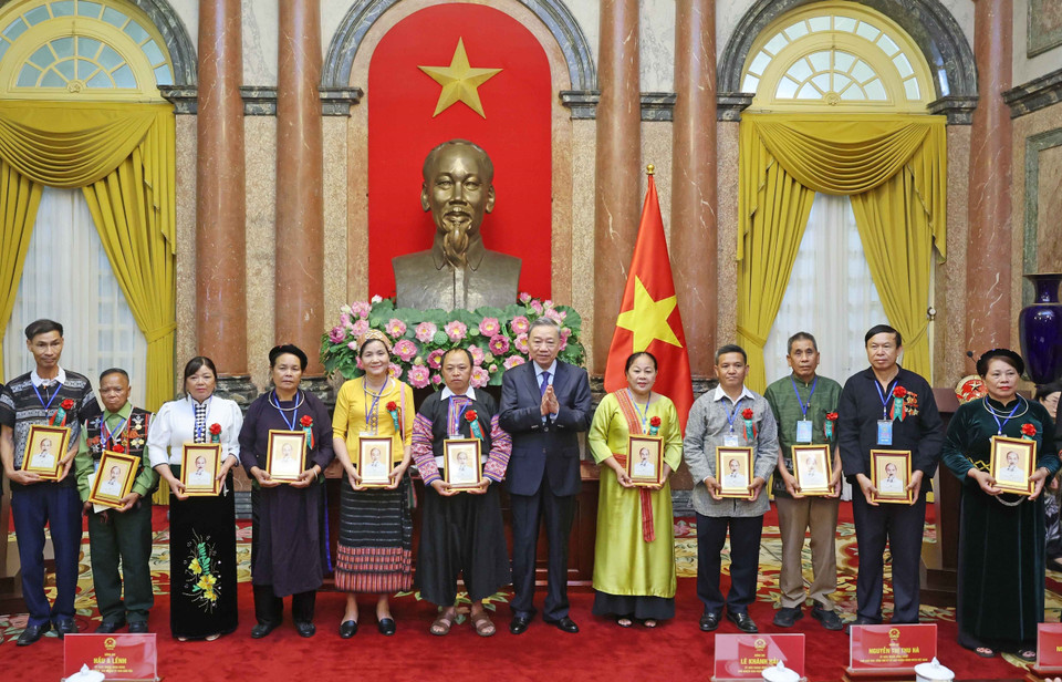 Chủ tịch nước Tô Lâm tặng quà các đại biểu. (Ảnh: Nhan Sáng/TTXVN)