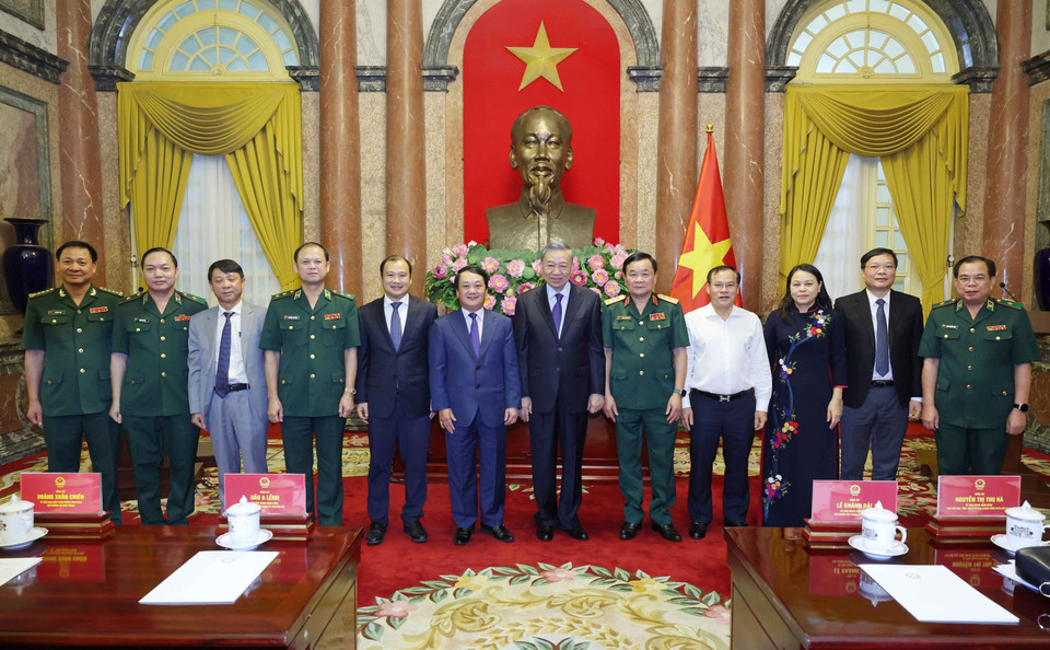 Chủ tịch nước Tô Lâm với Ban Tổ chức Chương trình "Điểm tựa của bản làng." (Ảnh: Nhan Sáng/TTXVN)