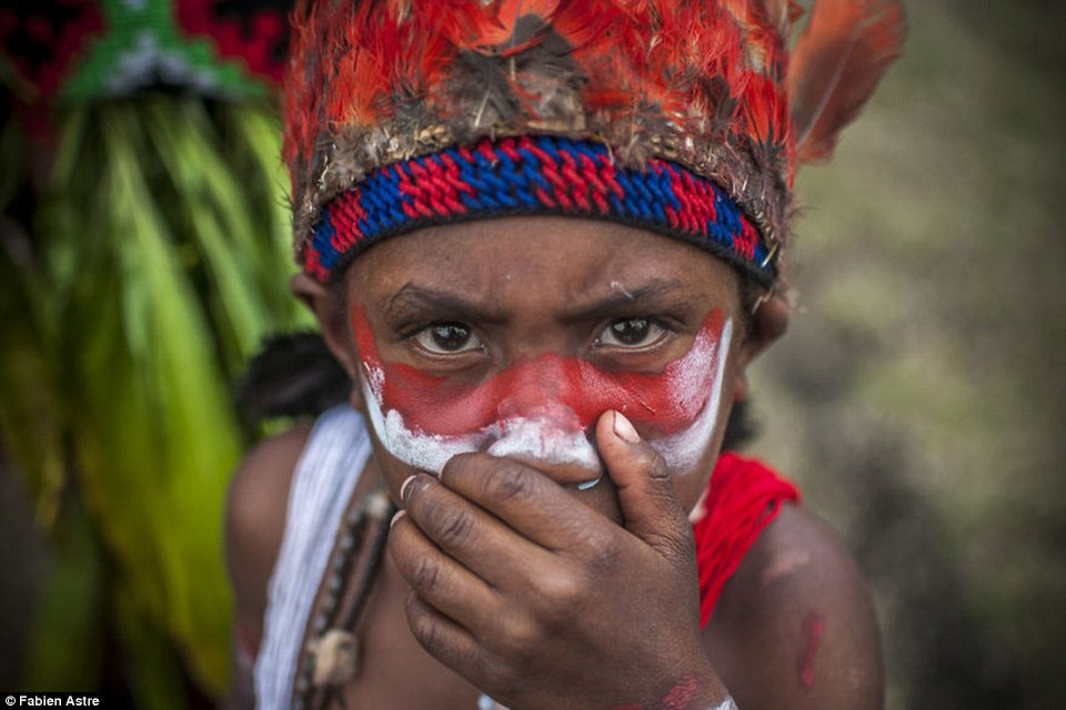 Lễ hội Goroka diễn ra vào tháng Chín hàng năm và đây là dịp hiếm có để du khách trải nghiệm những bộ trang phục truyền thống của các bộ lạc ở Papua New Guinea. (nguồn: Dailymail)