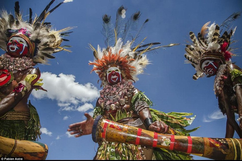 Đối với nhiều du khách từ khắp nơi trên thế giới, ca vũ là một phần quan trọng của lễ hội. (Nguồn: Dailymail)