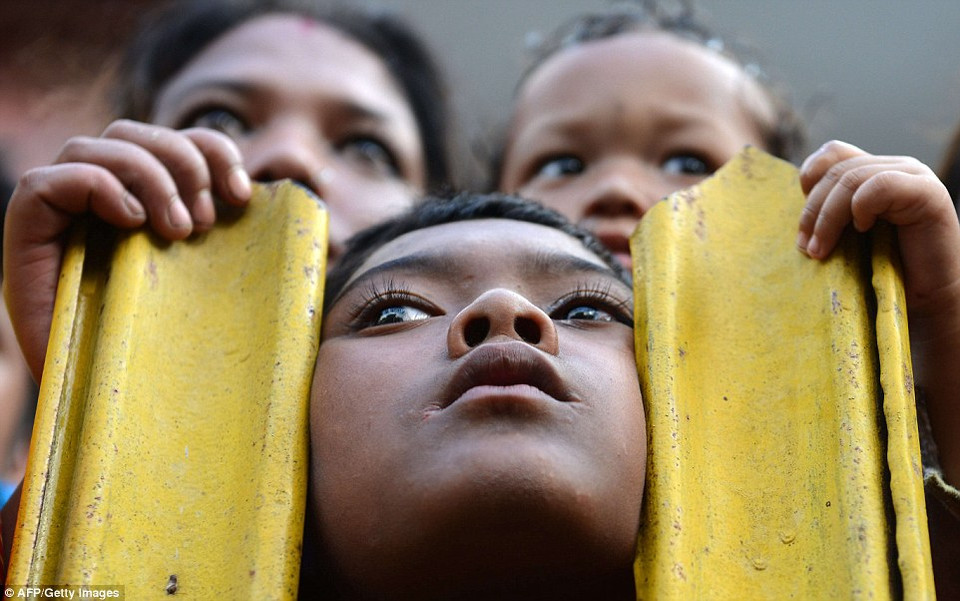 Trẻ con trong làng thản nhiên xem cảnh tượng chết chóc đó. Mục đích của buổi lễ nhằm xoa dịu những vị thần trong hồ sau khi có một đứa trẻ bị chết đuối trong hồ vào thế kỷ 12. (Nguồn: Dailymail)