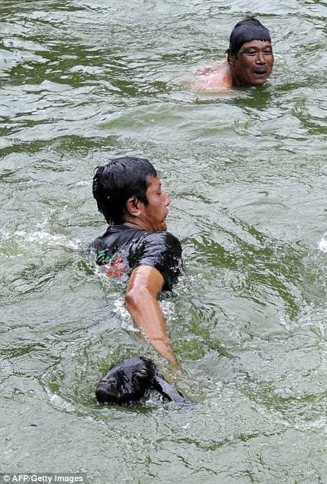 Dân làng tập trung xem nghi lễ. (Nguồn: Dailymail)