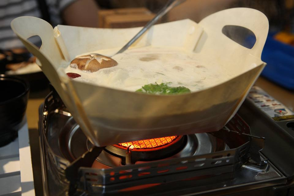 Một nhà hàng ‘lẩu giấy’ đã đươc khai trương ở Thượng Hải ngày 31/8. Điểm đặc biệt của nhà hàng là sử dụng nồi bằng giấy có khả năng chịu nhiệt lên tới 250 độ C. (Nguồn: CCTVNews)