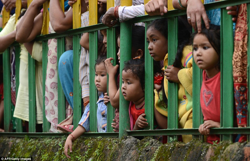 Người dân tập trung xem nghi lễ. (Nguồn: Dailymail)