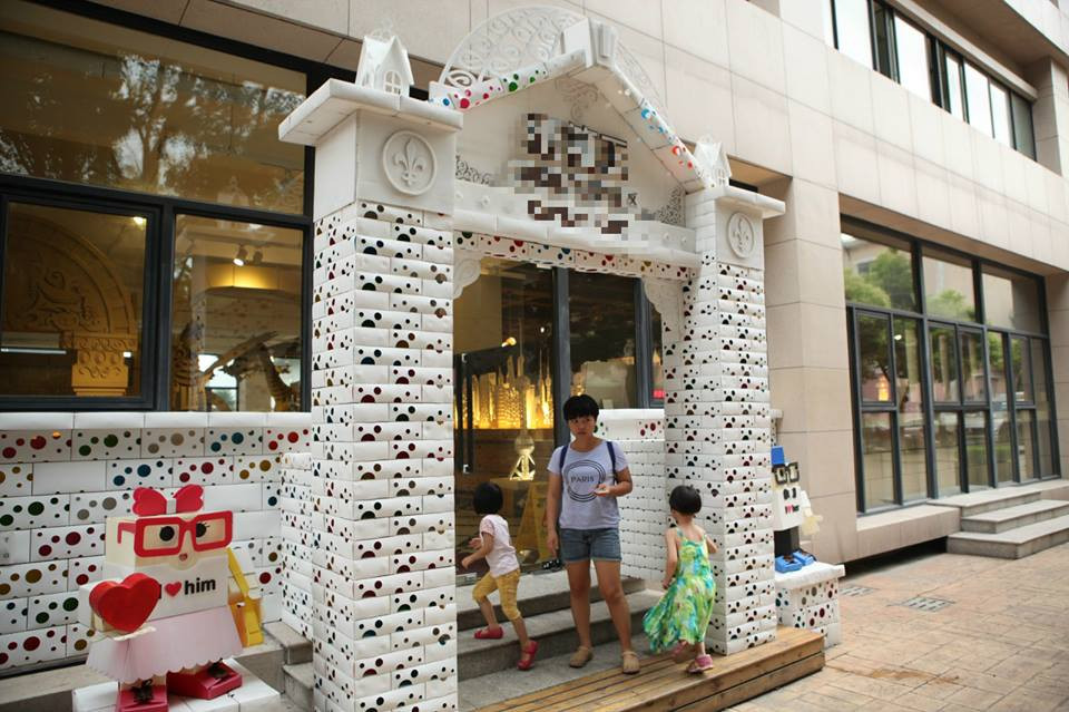 Bên cạnh đó, nhà hàng còn sử dụng giấy để trang trí và làm thành nội thất, khiến nơi đây trở nên thân thiện với môi trường hơn. (Nguồn: CCTVNews)