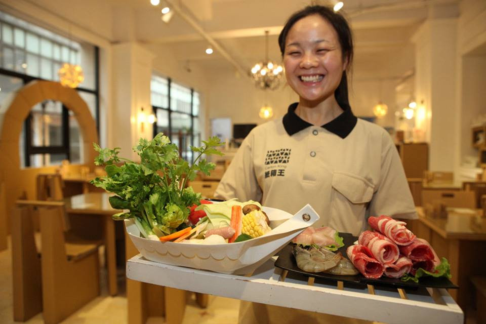 Loại giấy đặc biệt này chống nước và chịu lửa, có thể sử dụng được 3 lần. (Nguồn: CCTVNews)