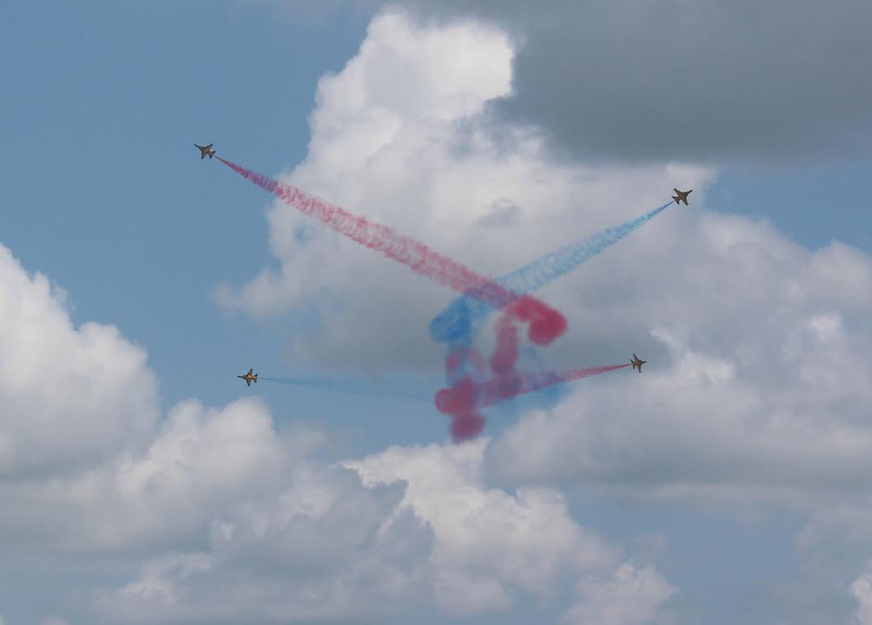 Bốn chiếc máy bay của Hàn Quốc trình diễn nhào lộn và thả khói màu trên không trung trong ngày khai mạc Singapore Air Show 2016. (Ảnh: Lê Hải-Mỹ Bình/Vietnam+)