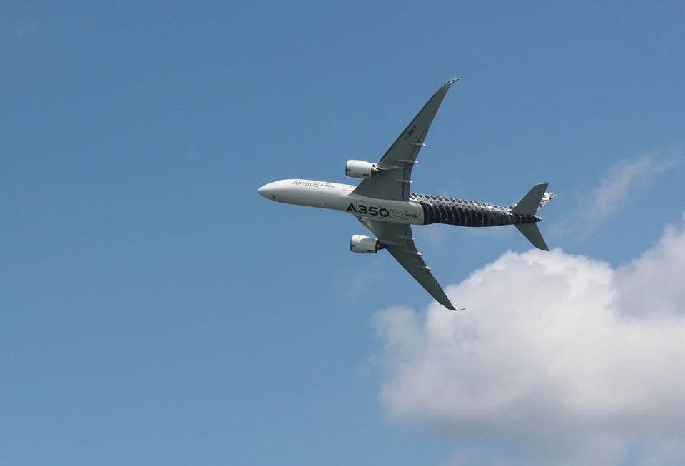 Mẫu máy bay A350-900 của Hãng Airbus (Pháp) trình diễn trên bầu trời ngày khai mạc Singapore Air Show 2016.(Ảnh: Lê Hải-Mỹ Bình/Vietnam+)