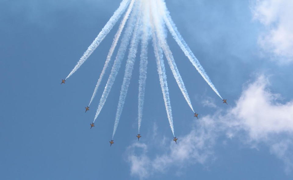 Đội máy bay của Hàn Quốc trình diễn nhào lộn trên không trung trong ngày khai mạc Singapore Air Show 2016. (Ảnh: Lê Hải-Mỹ Bình/Vietnam+)