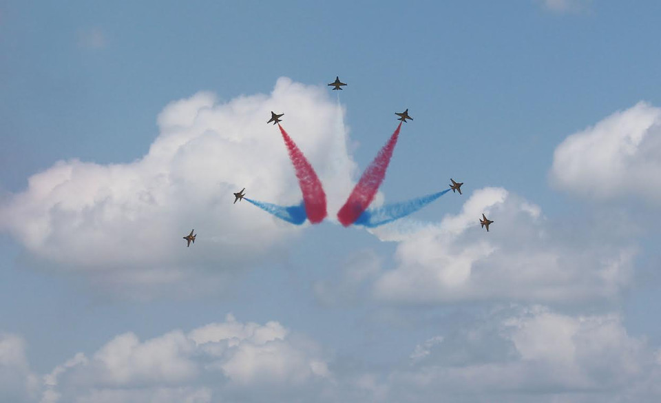 Cú nhào lộn đồng thời nhả khói đầy nghệ thuật của đội bay Hàn Quốc trong ngày khai mạc Singapore Air Show 2016 nhận được sự tán thưởng của đông đảo người xem. (Ảnh: Lê Hải-Mỹ Bình/Vietnam+)