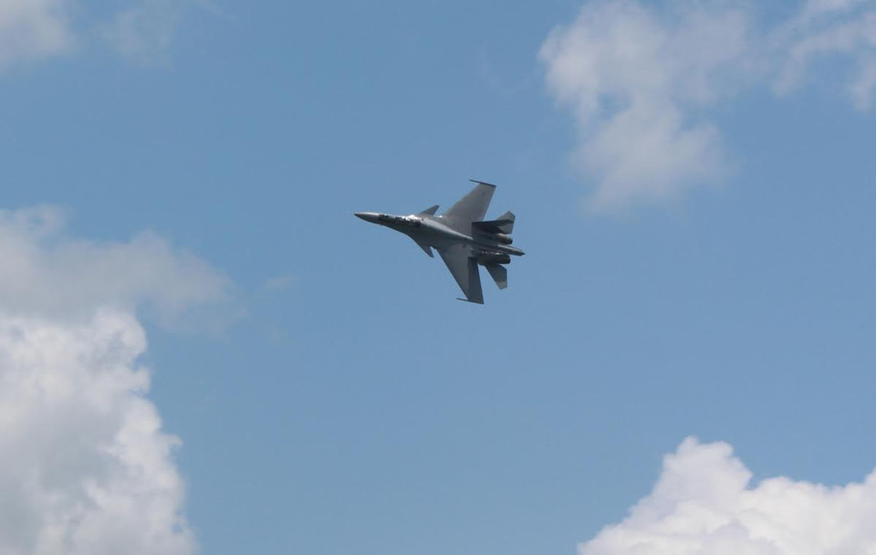 Mẫu máy bay Sukhoi thế hệ mới bay trình diễn trên bầu trời trong ngày khai mạc Singapore Air Show 2016. (Ảnh: Lê Hải-Mỹ Bình/Vietnam+)