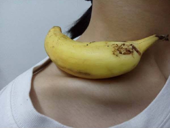 Xu hướng này cũng đang gây bão ở các mạng ảnh chế khi nhiều cư dận mạng thay đồng xu bằng nhiều thứ khác trên xương quai xanh như tiền mặt, đồ chơi và chuối. (Nguồn: CCTVNews)