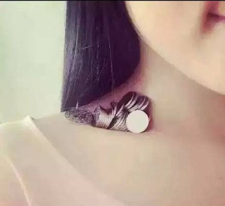 Hàng nghìn người dùng Weibo, hầu hết là phụ nữ, đã đăng tải những bức hình 'tự sướng' khi đang đặt rất nhiều đồng tiền xu trên xương quai xanh. Họ tin rằng nếu hốc xương vai giữ được càng nhiều đồng xu thì đồng nghĩa với mức độ sắc đẹp của mình. (Nguồn: CCTVNews)