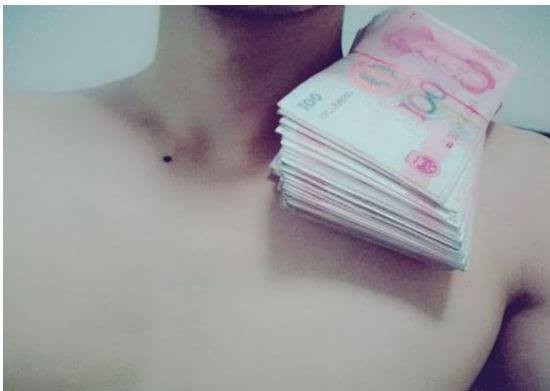 Mặc dù xuất hiện từ năm ngoái nhưng chỉ sau khi trào lưu #bellybuttonchallenge (chạm tay vào rốn) xuất hiện, trào lưu tiền xu #collarbonechallenge mới có cơ hội 'gây bão.' (Nguồn: CCTVNews)