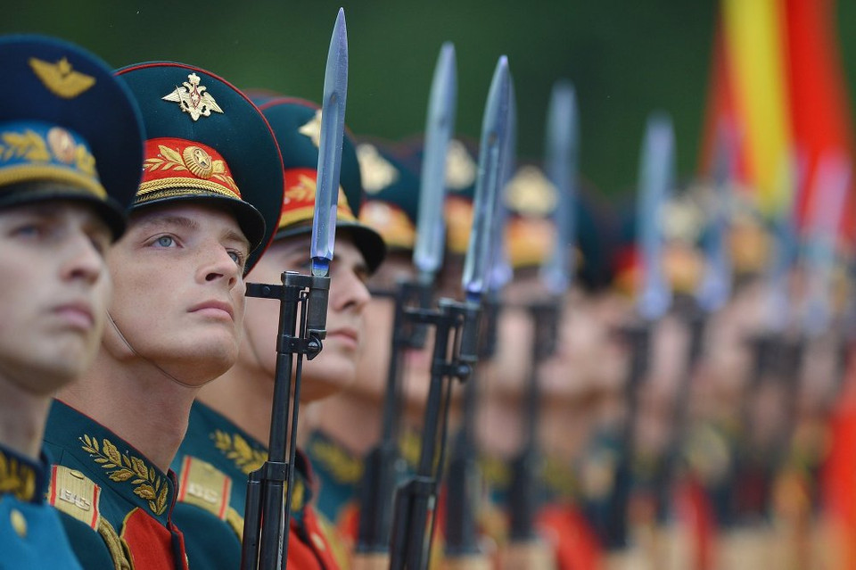 Các quân nhân trong lễ khai mạc Diễn đàn quốc tế về vũ khí 2015 ở công viên quân sự Patriot, thị trấn Kubinka, Moskva ngày 16/6. (Nguồn: Sputniknews)