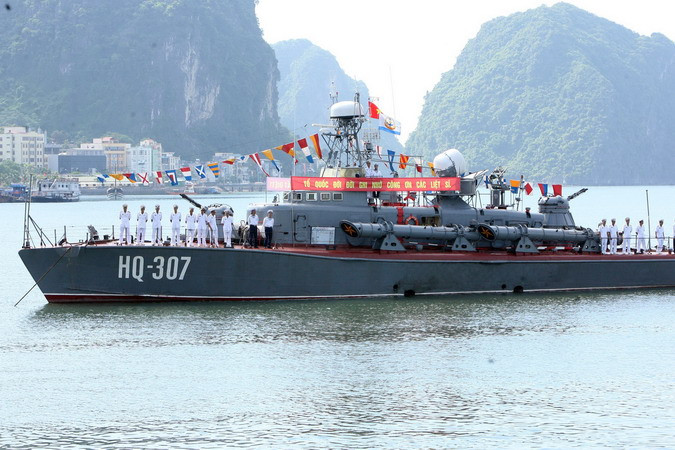 Cán bộ, chiến sỹ Quân chủng Hải quân trên tàu HQ-307 tại Lễ tưởng niệm. (Ảnh: Doãn Tấn/TTXVN)