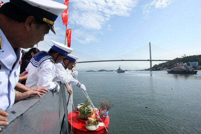 Thả lễ vật tưởng niệm các Anh hùng Liệt sỹ tại buổi lễ. (Ảnh: Trọng Đức/TTXVN)