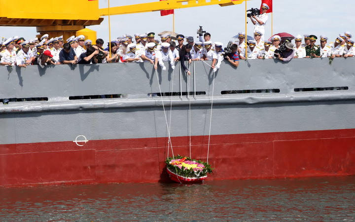 Thả hoa tưởng niệm các Anh hùng Liệt sỹ tại buổi lễ. (Ảnh: Doãn Tấn/TTXVN)