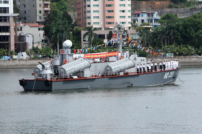 Cán bộ, chiến sỹ Quân chủng Hải quân trên tàu HQ-358 tại Lễ tưởng niệm. (Ảnh: Trọng Đức/TTXVN)