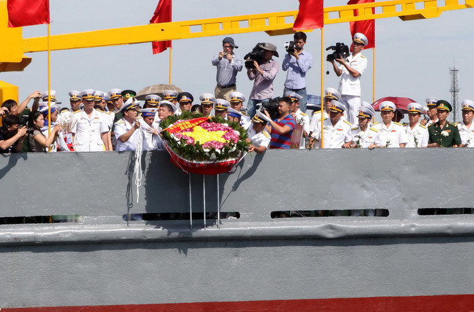 Thả hoa tưởng niệm các Anh hùng Liệt sỹ tại buổi lễ. (Ảnh: Doãn Tấn/TTXVN)