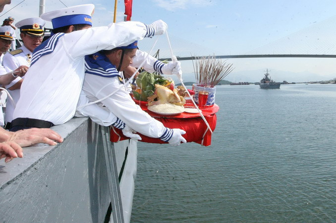 Thả lễ vật tưởng niệm các Anh hùng Liệt sỹ tại buổi lễ. (Ảnh: Trọng Đức/TTXVN)