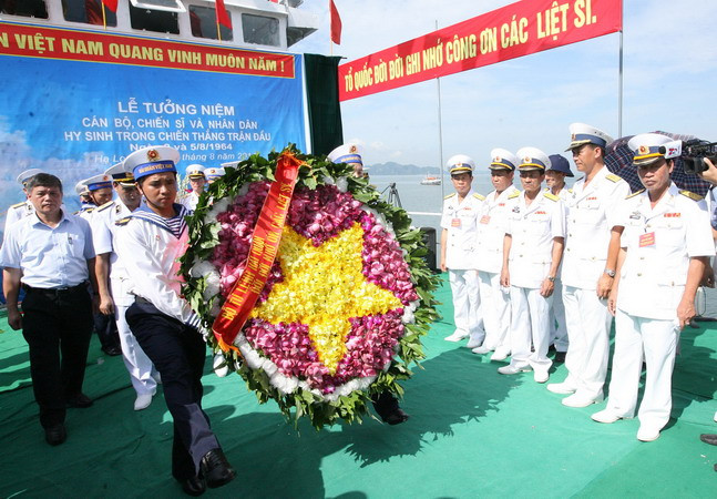 Quang cảnh lễ thả hoa tưởng niệm các Anh hùng Liệt sỹ. (Ảnh: Trọng Đức/ TTXVN)