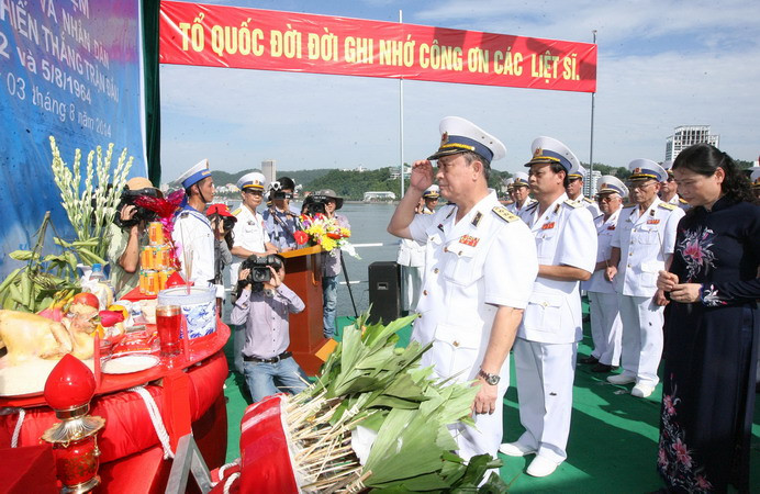 Đô đốc Nguyễn Văn Hiến, Thứ trưởng Bộ Quốc phòng, Tư lệnh Quân chủng Hải quân và các đại biểu thắp hương tưởng niệm các Anh hùng, Liệt sỹ tại buổi lễ. (Ảnh: Trọng Đức/TTXVN)