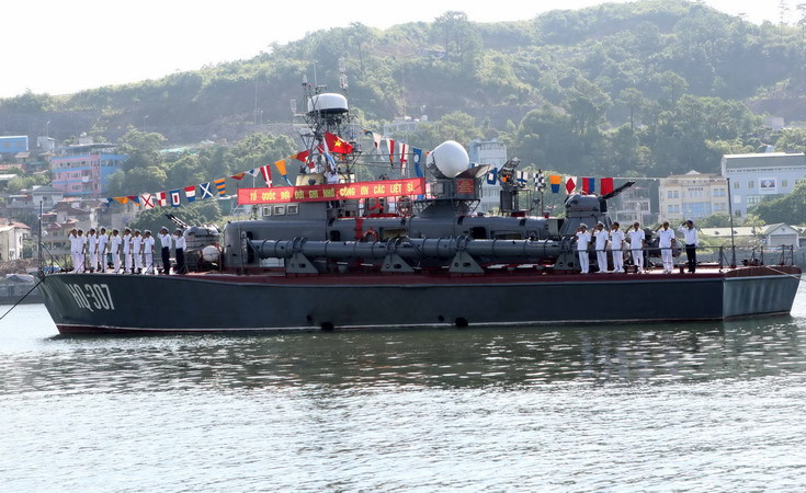 Cán bộ, chiến sỹ Quân chủng Hải quân trên tàu HQ-307 tại Lễ tưởng niệm. (Ảnh: Doãn Tấn/TTXVN)