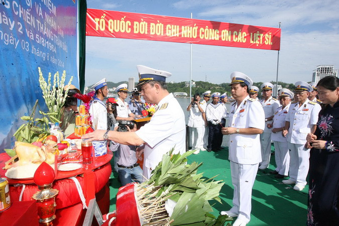 Đô đốc Nguyễn Văn Hiến, Thứ trưởng Bộ Quốc phòng, Tư lệnh Quân chủng Hải quân và các đại biểu thắp hương tưởng niệm các Anh hùng, Liệt sỹ tại buổi lễ. (Ảnh: Trọng Đức/TTXVN)