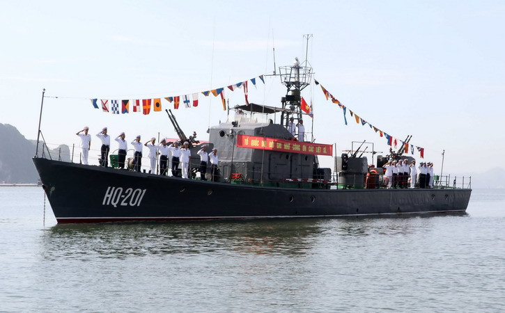 Cán bộ, chiến sỹ Quân chủng Hải quân trên tàu HQ-201 tại Lễ tưởng niệm. (Ảnh: Doãn Tấn/TTXVN)