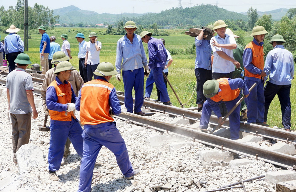 Sau vụ tai nạn đường sắt xảy ra lúc 0 giờ 30 phút ngày 24/5/2018, các lực lượng chức năng và cứu hộ của tỉnh Thanh Hóa đang khẩn trương tập trung khắc phục hậu quả vụ tai nạn. (Nguồn: TTXVN phát)
