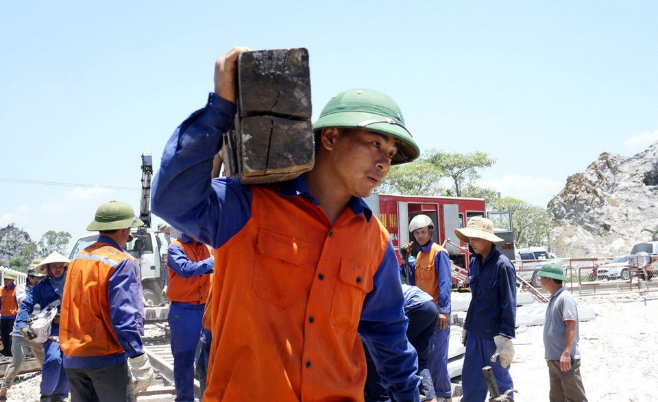 Sửa chữa đường sắt khu gian Khoa Trường-Trường Lâm, tuyến đường sắt Hà Nội-Thành phố Hồ Chí Minh thuộc xã Trường Lâm, huyện Tĩnh Gia, tỉnh Thanh Hóa sau vụ tai nạn. (Nguồn: TTXVN phát)