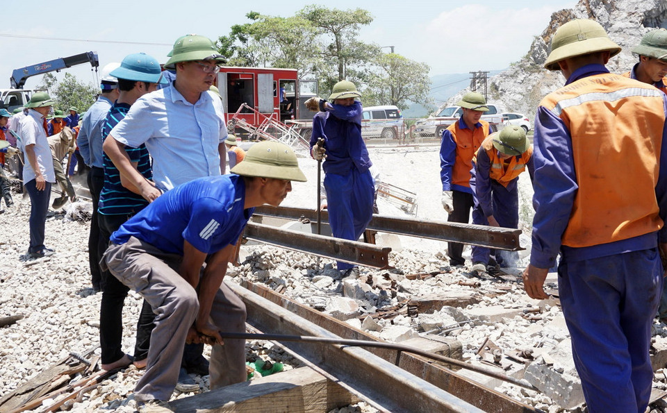 Sửa chữa đường sắt khu gian Khoa Trường-Trường Lâm, tuyến đường sắt Hà Nội-Thành phố Hồ Chí Minh thuộc xã Trường Lâm, huyện Tĩnh Gia, tỉnh Thanh Hóa sau vụ tai nạn. (Nguồn: TTXVN phát)