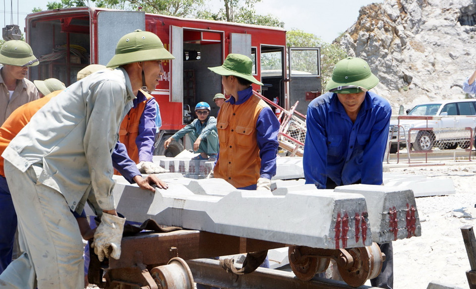 Sửa chữa đường sắt khu gian Khoa Trường-Trường Lâm, tuyến đường sắt Hà Nội-Thành phố Hồ Chí Minh thuộc xã Trường Lâm, huyện Tĩnh Gia, tỉnh Thanh Hóa sau vụ tai nạn. (Nguồn: TTXVN phát)