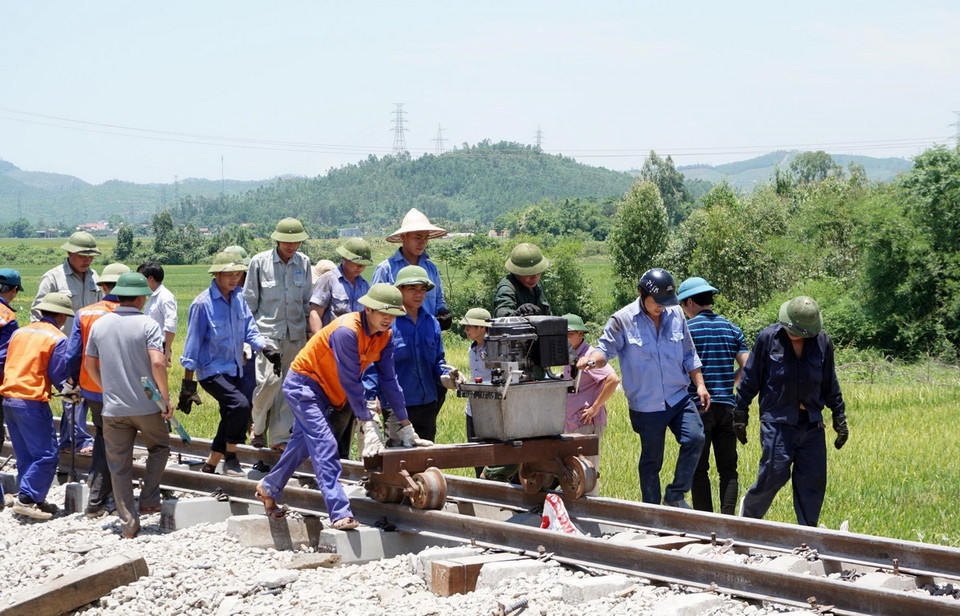 Sửa chữa đường sắt khu gian Khoa Trường-Trường Lâm, tuyến đường sắt Hà Nội-Thành phố Hồ Chí Minh thuộc xã Trường Lâm, huyện Tĩnh Gia, tỉnh Thanh Hóa sau vụ tai nạn. (Nguồn: TTXVN phát)