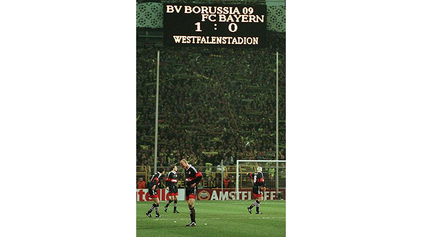 Năm 1998 là một năm đầy gay cấn đối với cả Bayern và Dortmund. Các lượt đi tứ kết đều kết thúc với tỷ số 0:0. Chỉ tới lượt về, Stephane Chupaisat của Dortmund ghi được bàn thắng quyết định. (Nguồn: fcbayern.de)
