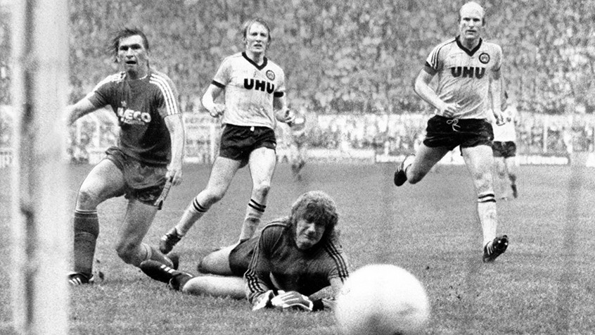 Trận cầu vào tháng 5 năm 1983, với tỷ số 4-4. Bayern được xếp hạng thứ 4, Dortmund đứng thứ 7. (Nguồn: fcbayern.de)