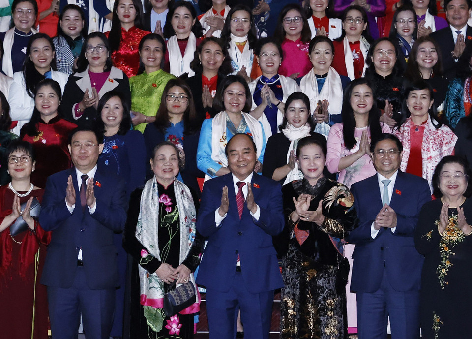 Chủ tịch nước Nguyễn Xuân Phúc, Thủ tướng Chính phủ Phạm Minh Chính, Chủ tịch Quốc hội Vương Đình Huệ, các lãnh đạo, nguyên lãnh đạo Đảng, Nhà nước với các nữ đại biểu. (Ảnh: Thống Nhất/TTXVN)