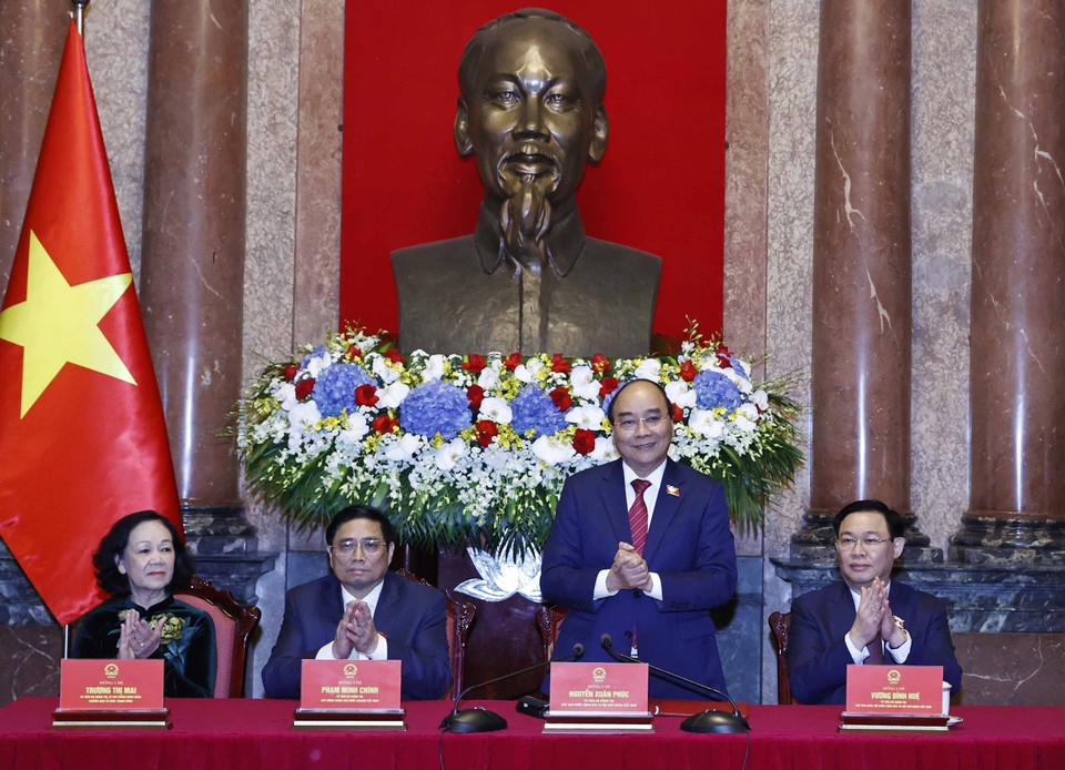 Chủ tịch nước Nguyễn Xuân Phúc và các lãnh đạo Đảng, Nhà nước tại buổi gặp mặt. (Ảnh: Thống Nhất/TTXVN)