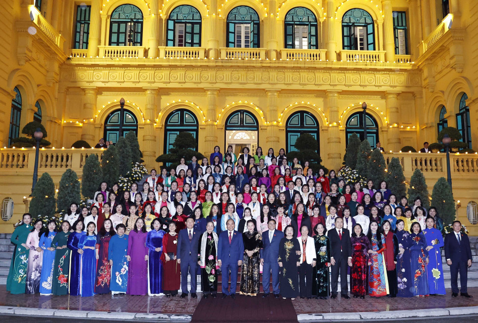 Chủ tịch nước Nguyễn Xuân Phúc, Thủ tướng Chính phủ Phạm Minh Chính, Chủ tịch Quốc hội Vương Đình Huệ, các lãnh đạo, nguyên lãnh đạo Đảng, Nhà nước với các nữ đại biểu. (Ảnh: Thống Nhất/TTXVN)