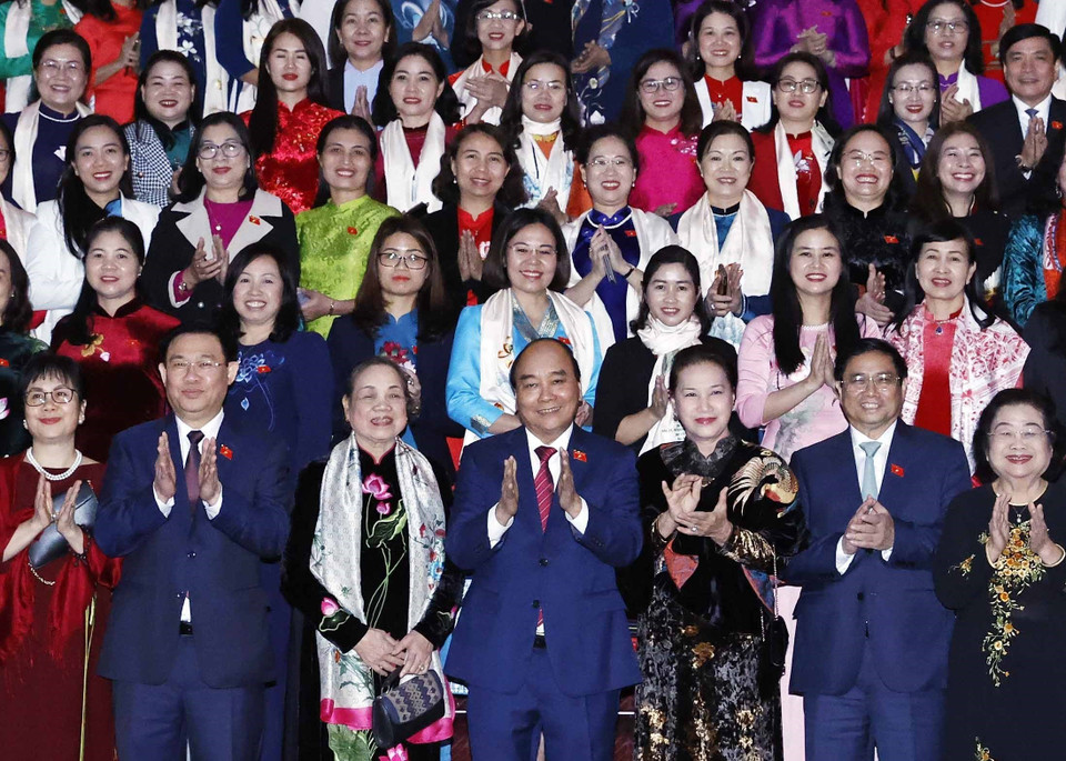 Chủ tịch nước Nguyễn Xuân Phúc, Thủ tướng Chính phủ Phạm Minh Chính, Chủ tịch Quốc hội Vương Đình Huệ, các lãnh đạo, nguyên lãnh đạo Đảng, Nhà nước với các nữ đại biểu. (Ảnh: Thống Nhất/TTXVN)