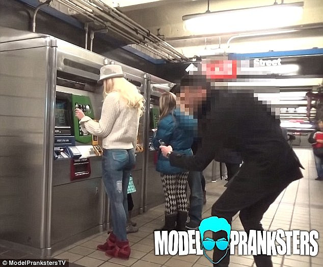 Tuy nhiên, Leah Jung đã bị một người phát hiện và người đàn ông này còn dừng lại chụp hình. (Nguồn: Dailymail)