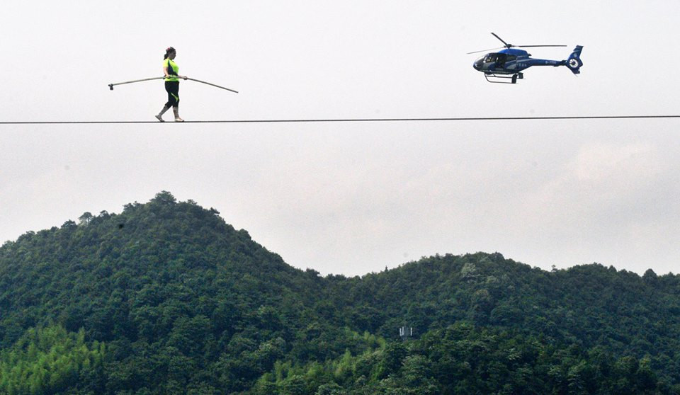 Bảy vận động viên đi trên dây xuất sắc nhất trên thế giới từ Trung Quốc, Thụy Sĩ và Nga đang tới thành phố Chu Châu, Hồ Nam, Trung Quốc để tranh tài trong cuộc thi đi trên dây kéo dài ba ngày. (Nguồn: CCTVNews)