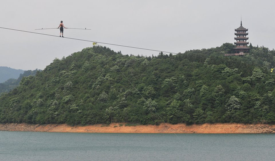 Đoạn dây được sử dụng trong cuộc thi có chiều dài 870m, điểm cao nhất ở độ cao 20m so với mực nước hồ Jiuxian, điểm thấp nhất ở độ cao 6m. (Nguồn: CCTVNews)