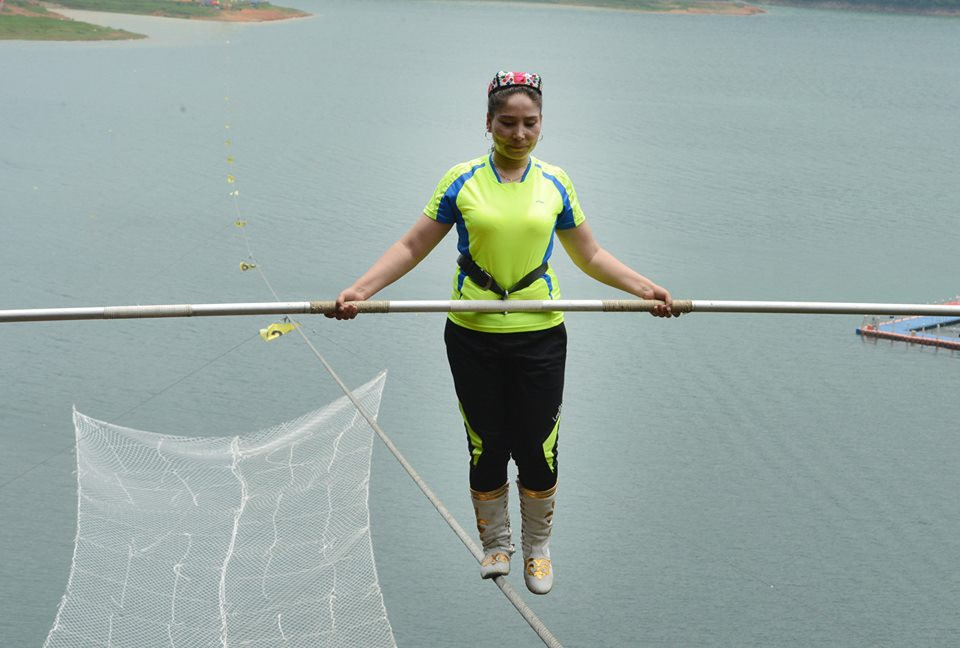 Trong ngày đầu tiên của cuộc thi, vận động viên Freddy Nock từ Thụy Sĩ đã trở thành người đi nhanh nhất trên dây với thời gian 7 phút 39 giây. Vị trí thứ hai thuộc về một sinh viên Trung Quốc, người được mệnh danh là ‘Hoàng tử trên dây.’ (Nguồn: CCTVNews)