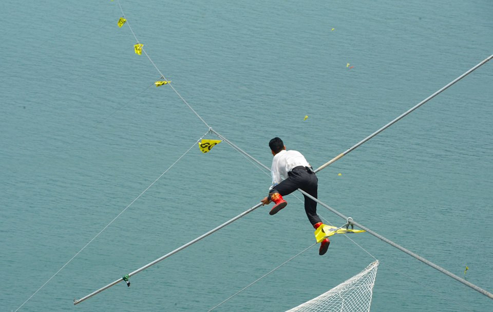 Bước sang vòng 2 hôm thứ bảy, các vận động viên sẽ đi lại đoạn dây như ngày hôm trước. Hai người nhanh nhất của cả hai vòng trước sẽ tham gia vòng cuối cùng diễn ra vào chủ nhật. (Nguồn: CCTVNews)