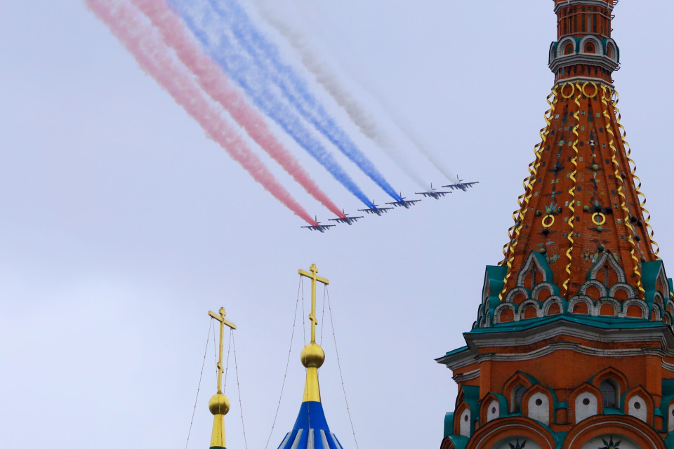 Dải khói 3 màu tượng trưng cho quốc kỳ Nga trên bầu trời Moskva. (Ảnh: Trần Hiếu/TTXVN)