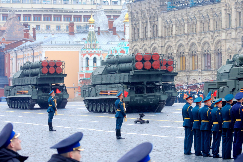 Đội hình xe chở đạn tên lửa của tổ hợp tên lửa phòng không Buk-M3 tham gia duyệt binh. (Ảnh: Trần Hiếu/TTXVN)