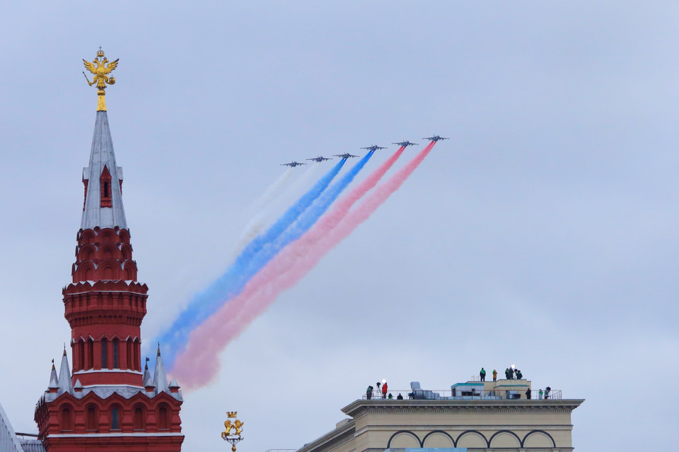 Đội bay Su-25 kết thúc phần trình diễn không quân tại lễ duyệt binh. (Ảnh: Trần Hiếu/TTXVN)